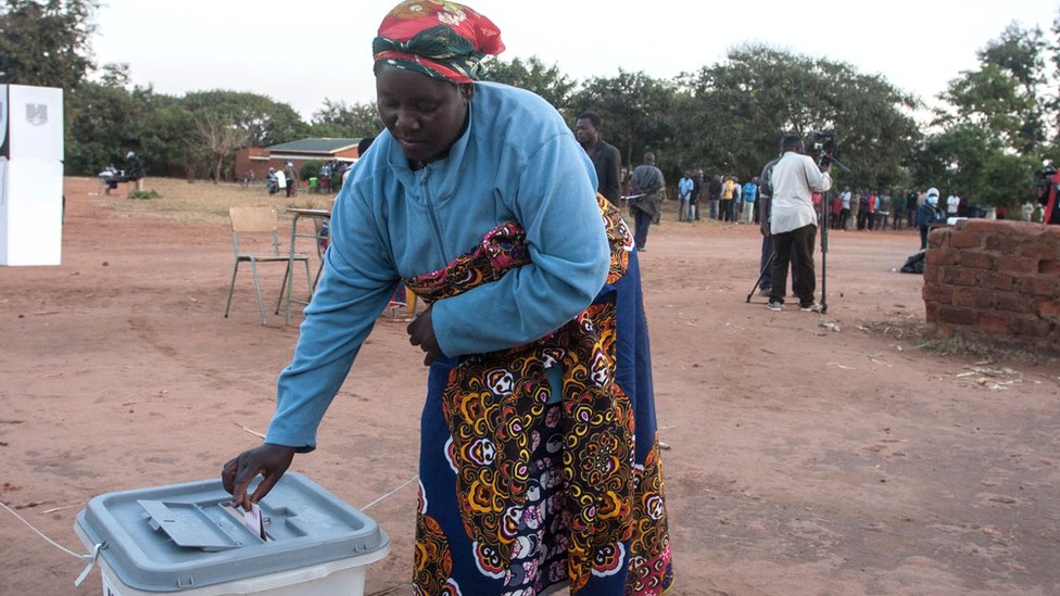 Женщина опускает свой бюллетень на избирательном участке Малембо во время президентских выборов в Лилонгве 23 июня 2020 г.
