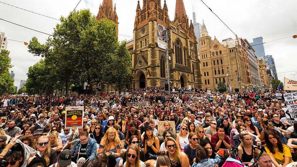 Огромная, переполненная толпа на перекрестке в центре Мельбурна