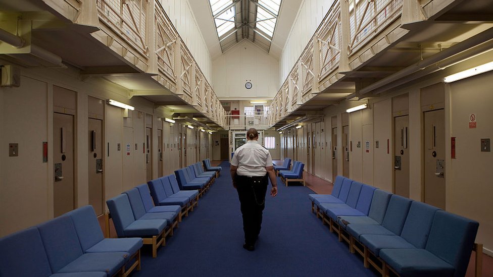 Una guardia camina por el corredor de una cárcel de mujeres en Inglaterra