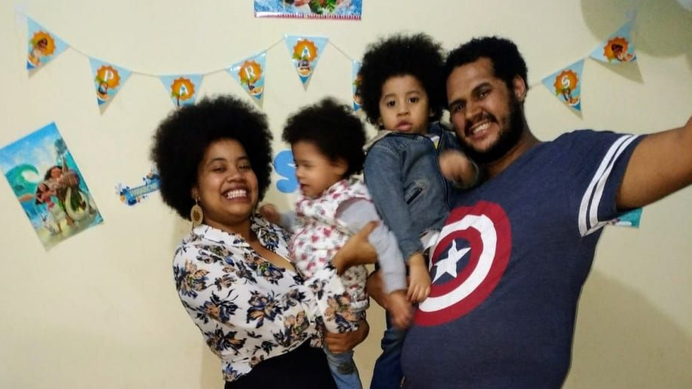 Luciana Viegas com o marido e filhos