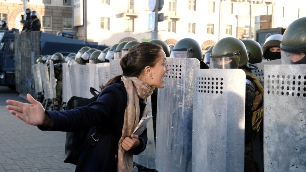 Протестующий противостоит ОМОНу в Минске, 20 сен 20