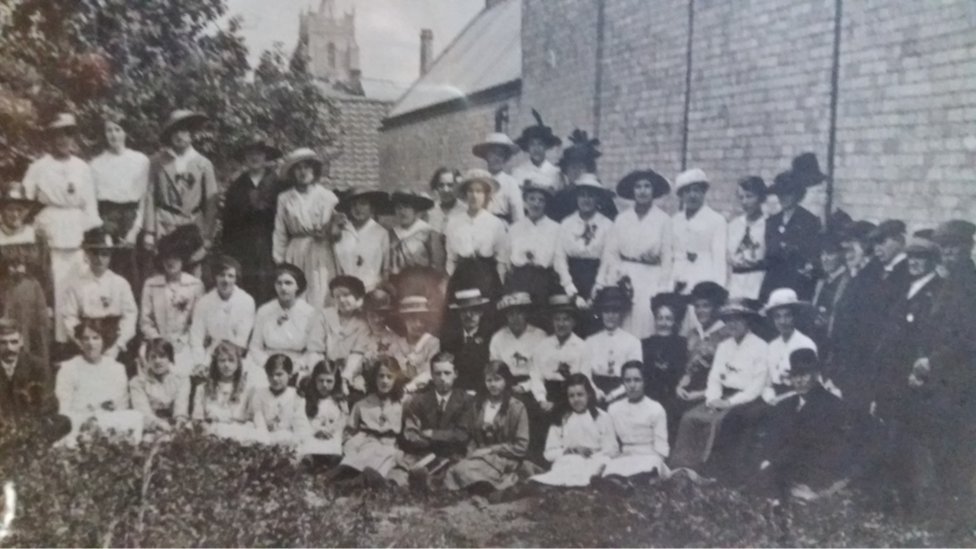 Сотрудники шелковой фабрики в Ваннерсе, начало 1900-х годов