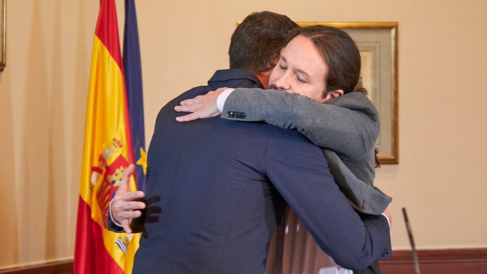 Pedro Sánchez y Pablo Iglesias se dan un abrazo durante el anuncio del acuerdo.