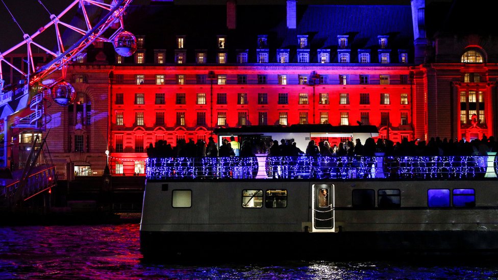 Party boat sails pas London Eye
