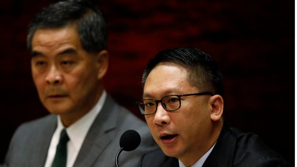 Главный исполнительный директор Гонконга Люн Чун-ин (слева) и министр юстиции Римски Юэн Квок-кеунг выступают на пресс-конференции после того, как парламент Китая принял интерпретацию Основного закона Гонконга, согласно которой законодатели должны присягнуть городу, как часть Китая, в Гонконге 7 ноября 2016 г.