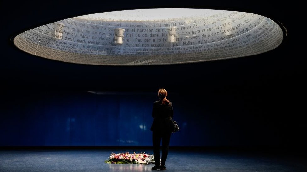 Mujer en el memorial a las víctimas del 11M en Madrid