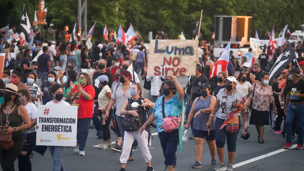 Los manifestantes durante una marcha contra LUMA Energy el 15 de octubre de 2021 en San Juan, Puerto Rico.