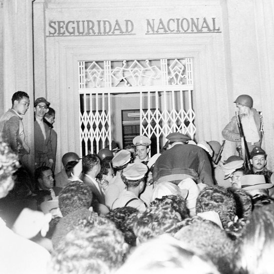 Tras la caída de Pérez Jiménez, una multitud acudió a la sede de la policía política para liberar a los presos en sus calabozos.