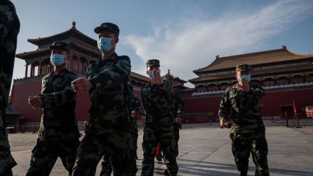 Çin'de sokağa çıkma önlemlerine uyulmasını sağlamak için ordu da devreye sokuldu
