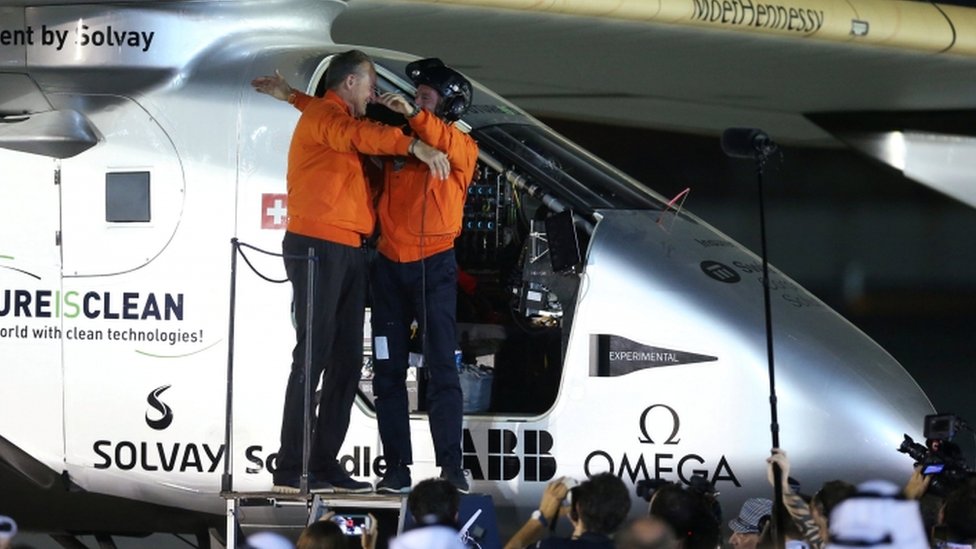 Пилоты Андре Борщберг (слева) и Бертран Пикар обнимаются в конце кругосветного путешествия Solar Impulse