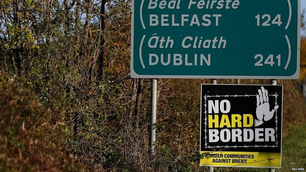 Плакат «Без жесткой границы» прикреплен к дорожному знаку на ирландской стороне границы между Ирландией и Северной Ирландией возле Бридженда,
