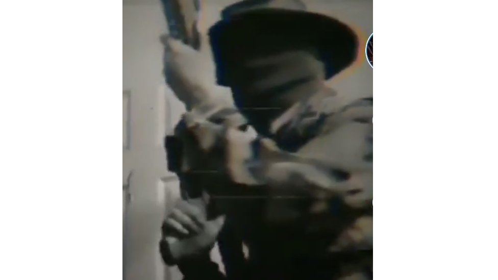 Снимок экрана с сайта Tiktok, на котором изображен мужчина с большим пистолетом и используется хэштег Boogaloo