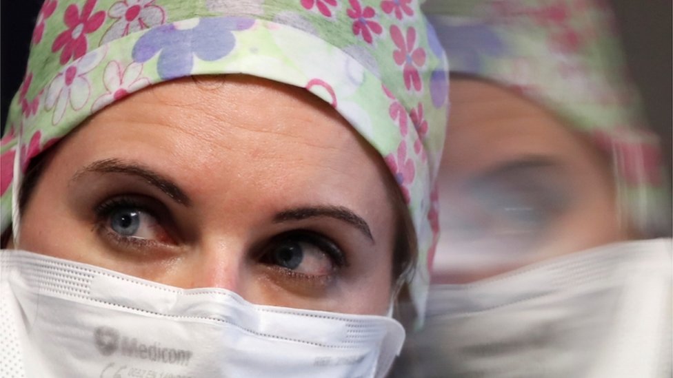 Медсестра в защитной маске