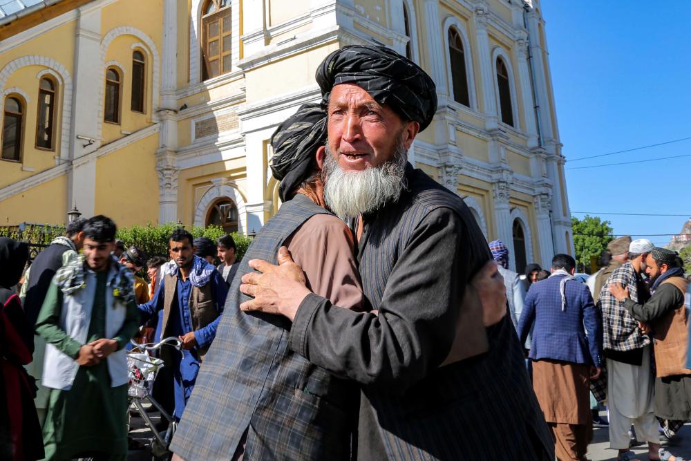 أشخاص يحيون بعضهم البعض بعد صلاة عيد الفطر في كابول، أفغانستان