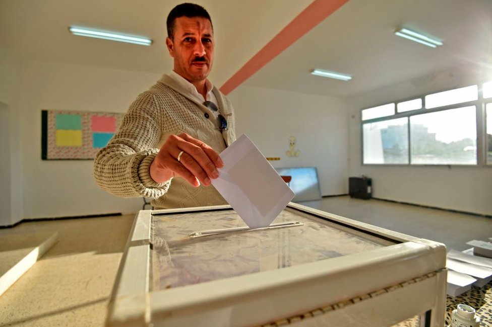 Мужчина из Алжира голосует 12 декабря в Алжире.