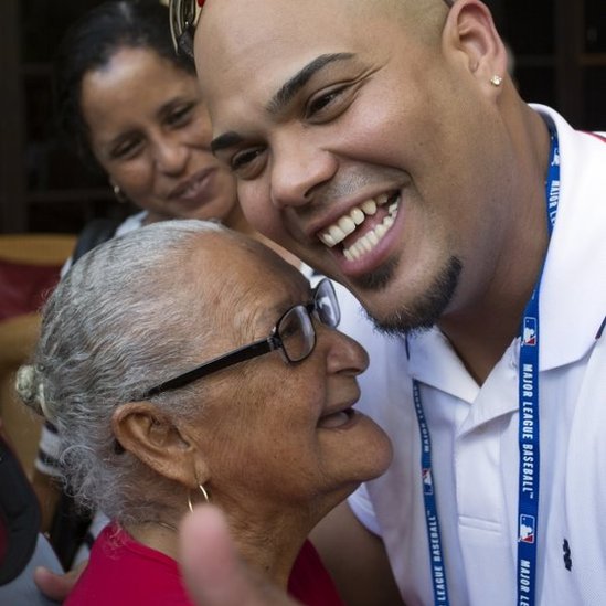 Ловец Сент-Луис Кардиналс Брайан Пена воссоединяется со своей 85-летней бабушкой Розой де лас Нивес в отеле Nacional в Гаване, Куба, во вторник, 15 декабря 2015 г.