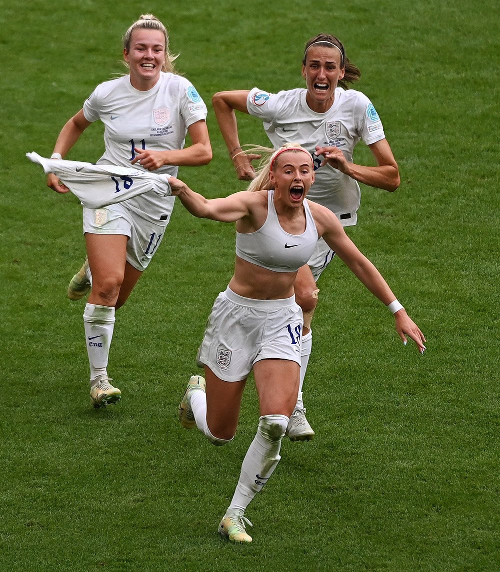 İngiliz futbolcu Chloe Kelly'nin, Londra'daki Wembley Stadyumu'nda oynanan Avrupa Kadın Futbol Şampiyonası'nda Almanya karşısında zaferi getiren golü attıktan sonraki sevinci, Andy Rain'in kamerasına böyle yansıdı.