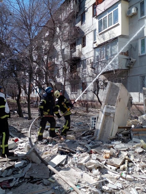 Bomberos atienden un incendio ocasionado por bombardeos rusos en Severokdonetsk.