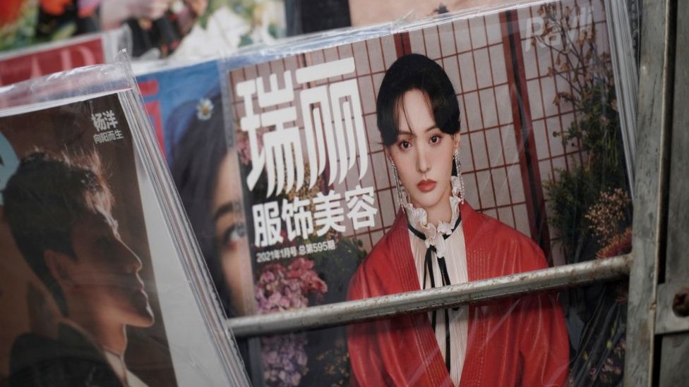 Aktris China Zheng Shuang di sampul majalah