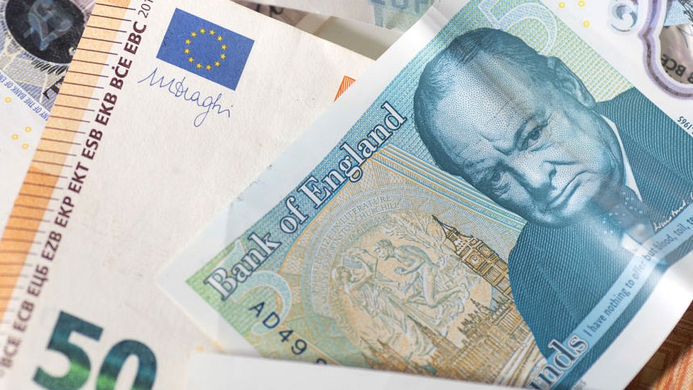 Банкноты стерлингов и евро