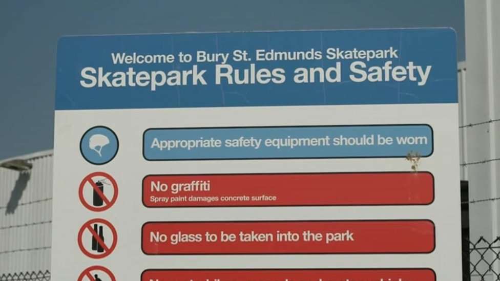 Знак безопасности в скейт-парке Бери-Сент-Эдмундс