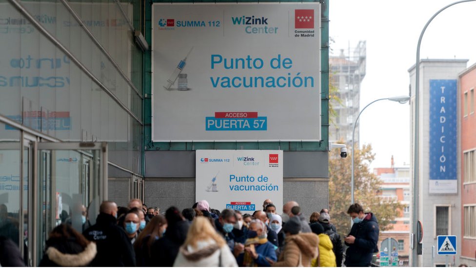 Punto de vacunación en España, con una fila de personas esperando