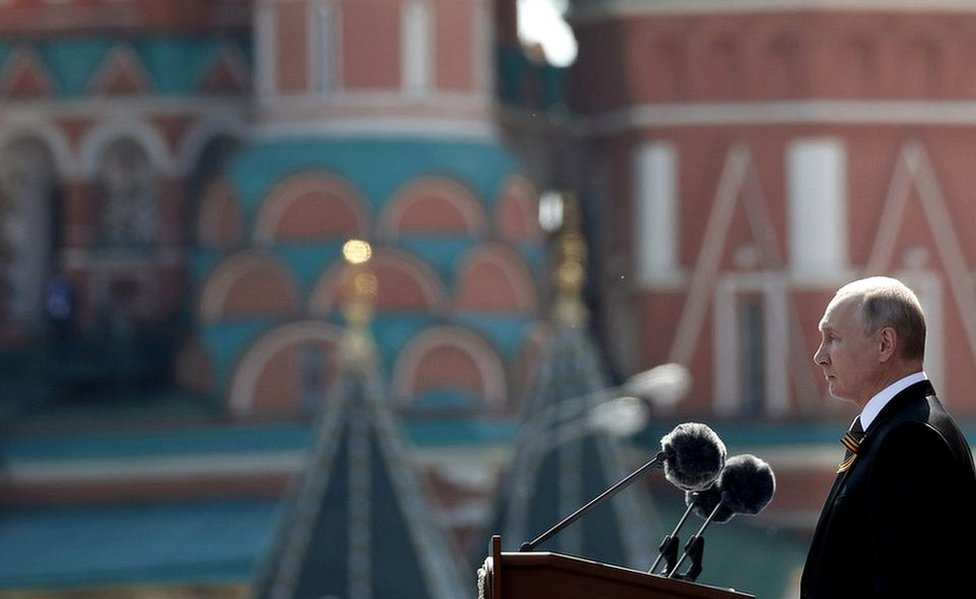 Владимир Путин (справа) выступает с речью во время военного парада на Красной площади в Москве, Россия, 24 июня 2020 года