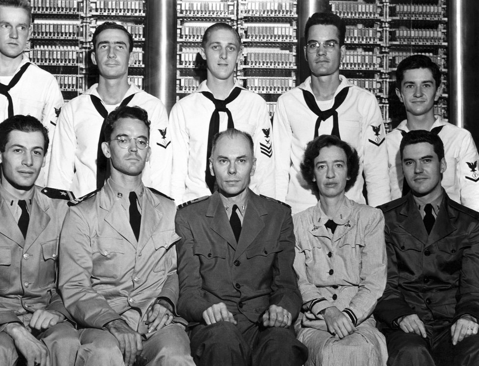 Грейс Хоппер с остальной частью компьютерной команды Harvard Mark 1 в 1944 году