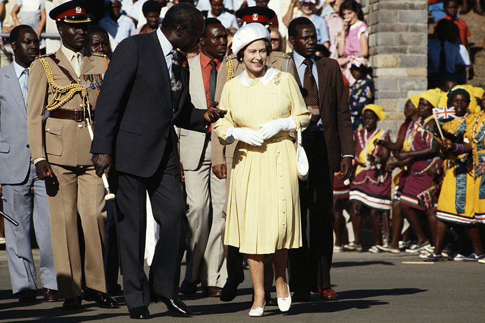 Даниэль Тороитич арап Мои, президент Кении, вместе с королевой Елизаветой II после ее прибытия в Найроби в начале ее четырехдневного государственного визита в Кению, 10 ноября 1983 г.