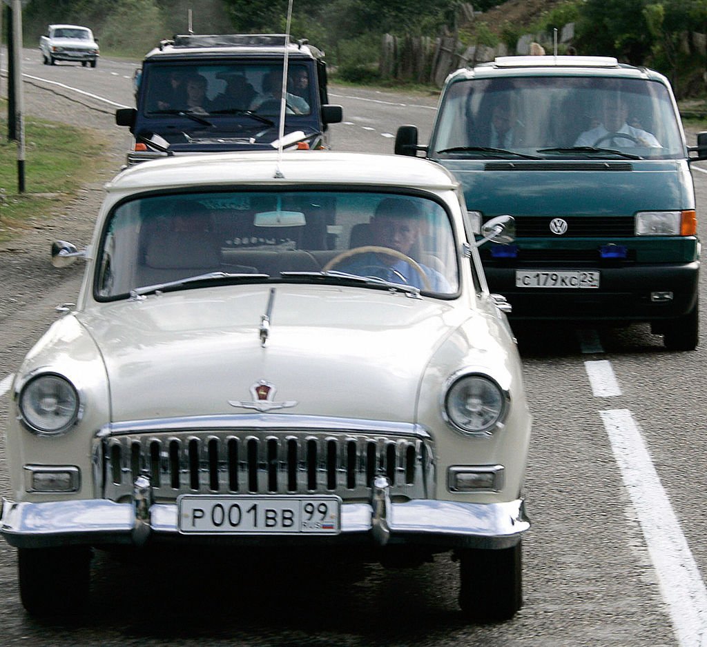 Vladimir Putin en uno de sus coches Volga de colección en agosto de 2005.