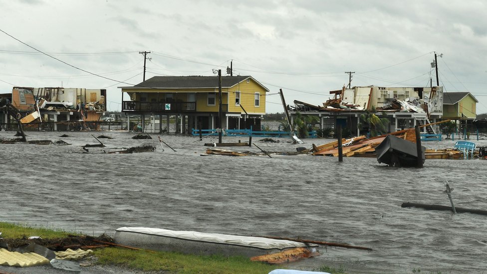Затопленные дома после урагана Харви, обрушившегося на Рокпорт, штат Техас, 26 августа 2017 года.