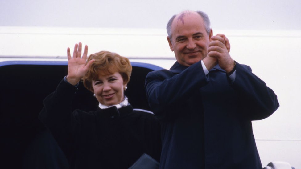 Mijaíl Gorbachov junto a su esposa Raisa en las escaleras de un avión