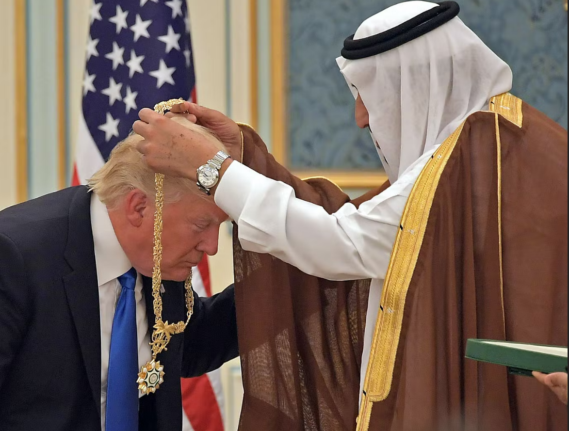 ترامب يحصل على قلادة سعودية