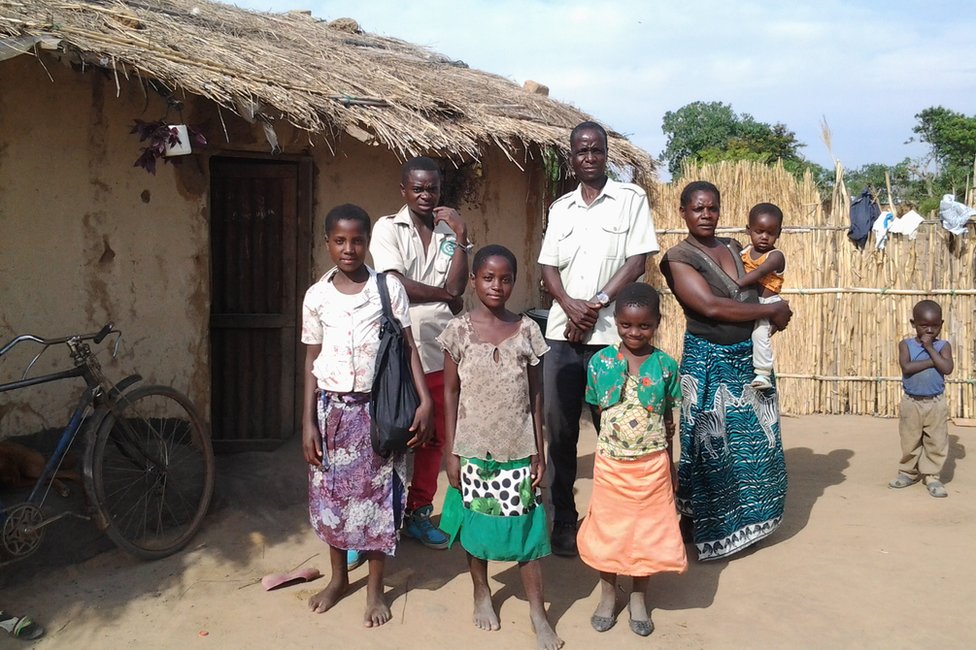 Иннокентий Нхома и его семья в Малави