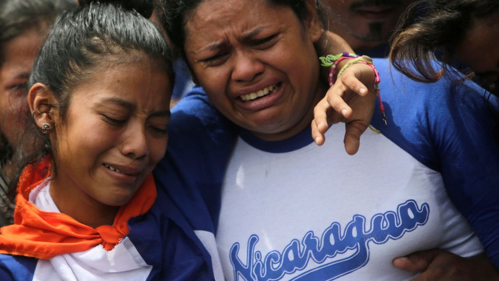Dos mujeres lloran en Nicaragua.