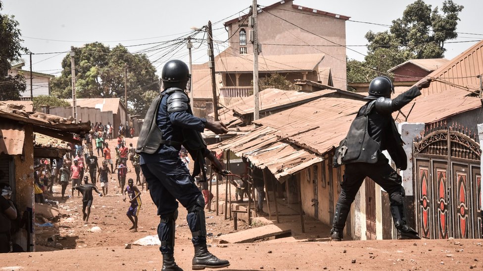 Полицейские атакуют протестующих в районе Конакри, Гвинея - 27 февраля 2020 года