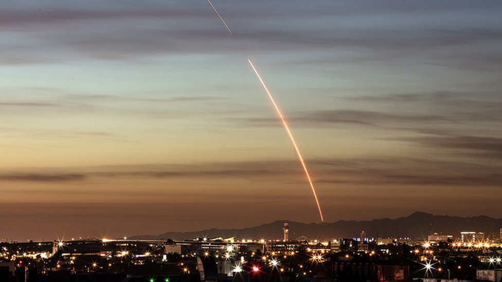 Las redes sociales se llenaron de mensajes preguntando qué era eso que se veía en el cielo. (Foto: SpaceX) Estela del lanzamiento en el cielo. (Foto: SpaceX)