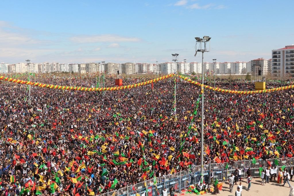 محتفلون أكراد في ديار بكر بعيد نوروز 21 مارس/آذار 2018