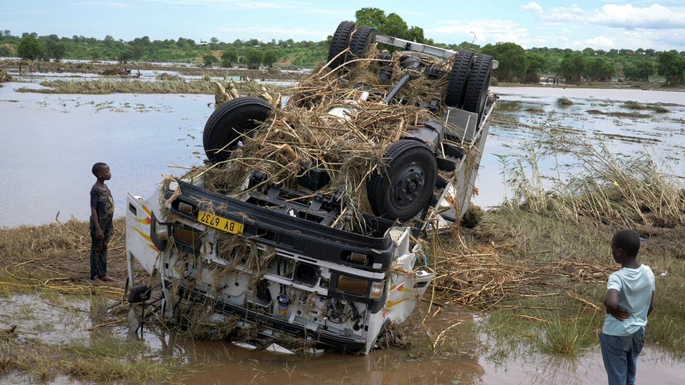 عثر أطفال على شاحنة جرفتها مياه الفيضانات في مالاوي