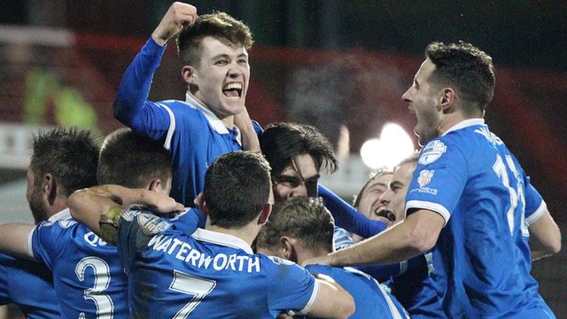 Linfield players celebrate a 2-1 victory over Glentoran at the Oval