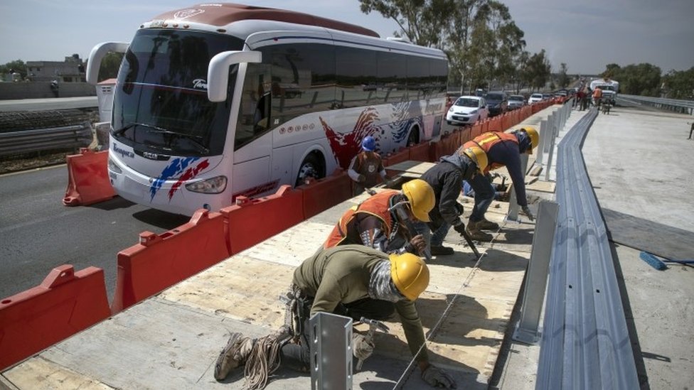 Trabajadores realizan obras de vialidad para el AIFA