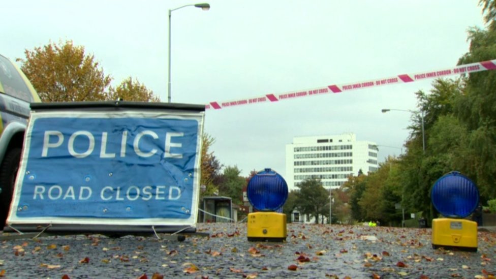 Полицейский кордон на Мэлоун-роуд в Белфасте, недалеко от того места, где Энда Долан застряла и была убита