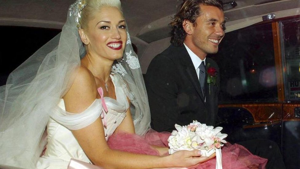 Gwen Stefani usó un vestido blanco teñido de rosa en su boda con Gavin Rossdale, en 2002. Foto: Zandarin and Allen/Rex. Gwen Stefani y Gavin Rossdale. Foto: Zandarin and Allen/Rex.