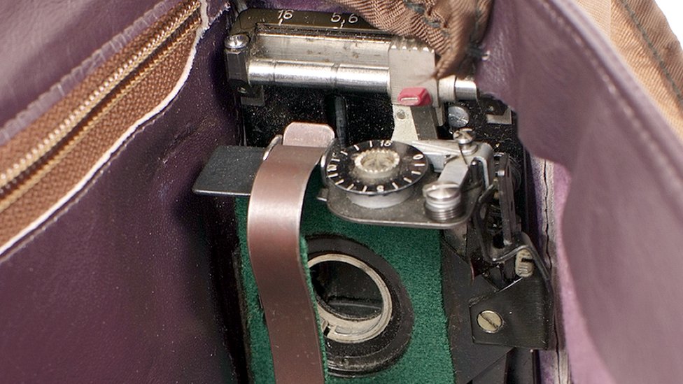 Женская сумка-клатч с креплениями для шпионской камеры