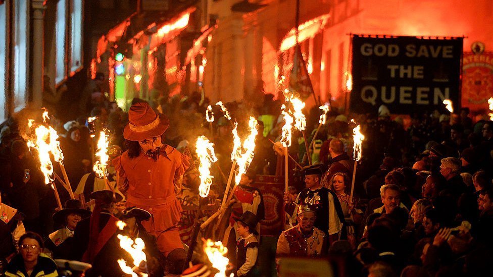 Празднование Lewes Bonfire в 2013 году