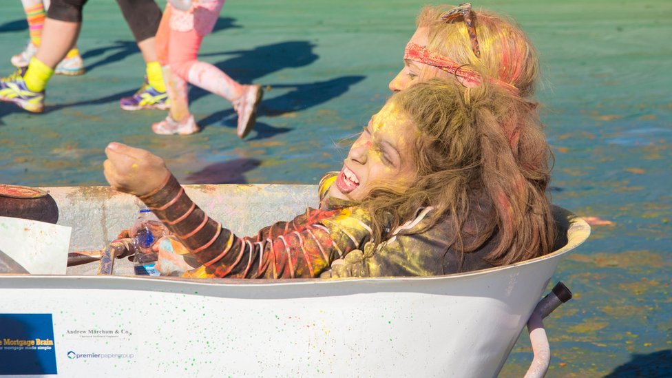 Дочь Роба, Поппи, завершает мероприятие по сбору средств на «Радужный забег» То Хафана в ванне на колесах