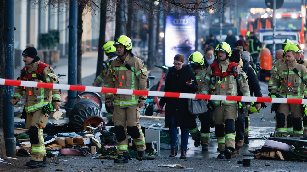 Equipes de emergência trabalham após rompimento do aquário AquaDom na rua em frente ao hotel em Berlim