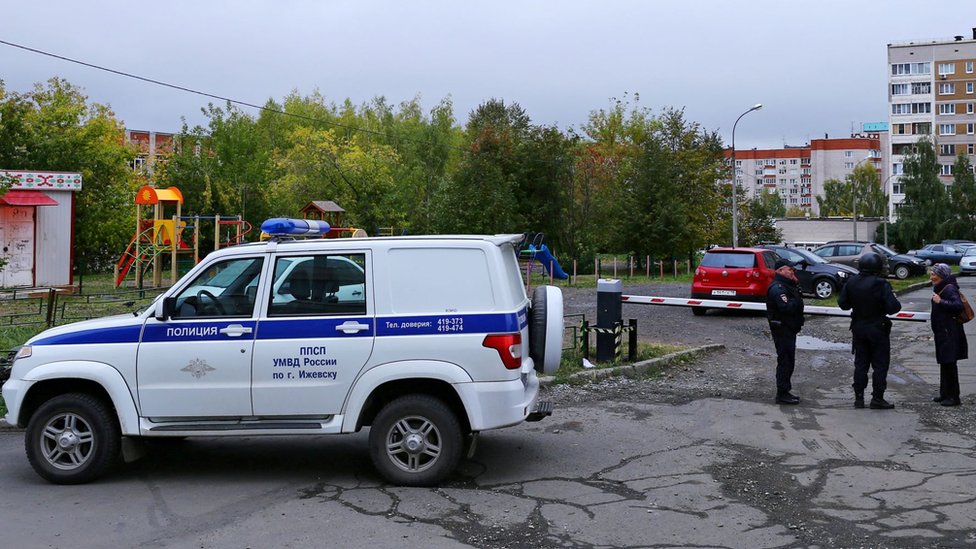 La policía rusa mantiene acordonada la escuela de Izhevsk.