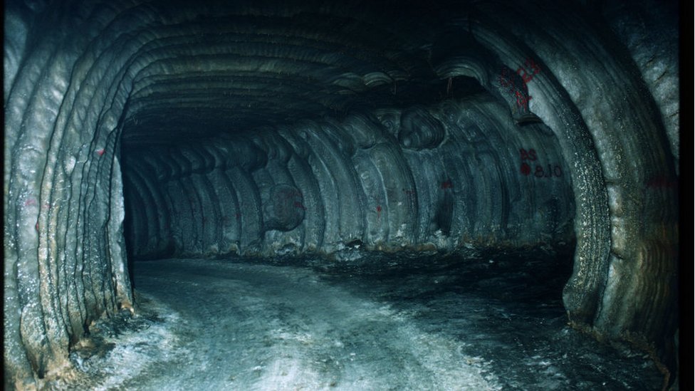 Cuevas excavadas en roca salina.