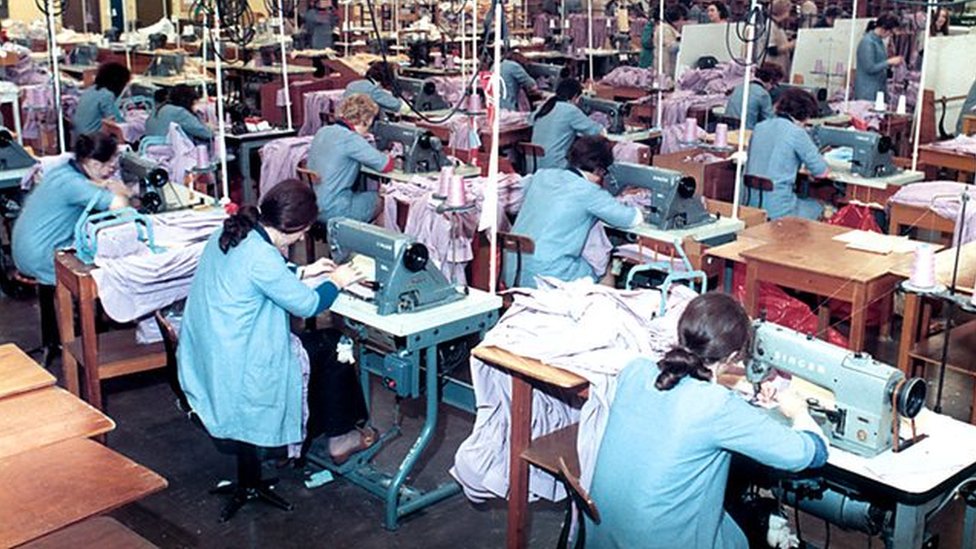 рабочие фабрики рубашек